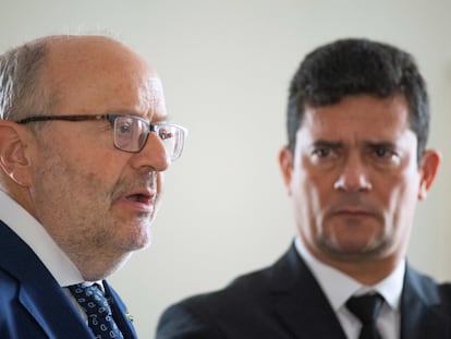 O embaixador espanhol, Fernando García Casas, fala diante de Sergio Moro nesta sexta-feira, na Embaixada da Espanha em Brasília.