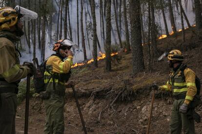 Un retén bomberos forestales intenta controlar la expansión del fuego. Las llamas se cebaron con los montes de las parroquias de Ribas de Sil