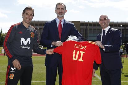 El rey Felipe IV junto a Julen Lopetegui y Luis Rubiales,presidente de la RFEF, en un evento antes del Mundial de Rusia 2018 en la ciudad deportiva de Las Rozas en Madrid, el 7 de junio de 2018.