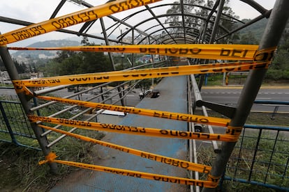 Un puente peatonal afectado por un artefacto explosivo en Quito. 