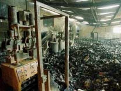 La fábrica de calzado quedó totalmente destruida tras el incendio.