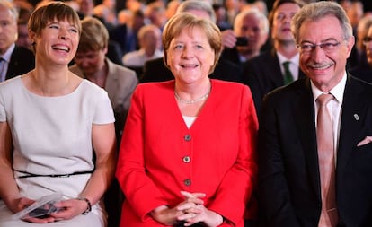 La presidenta de Estonia, Kersti Kaljulaid, la canciller alemana, Angela Merkel, y el presidente de la Federación de la Industria Alemana (BDI), Dieter Kempf, el martes en Berlín. 