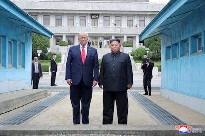  Donald Trump and North Korean leader Kim Jong Un pose at a military demarcation line at the demilitarized zone (DMZ) separating the two Koreas, in Panmunjom, South Korea, June 30, 2019.