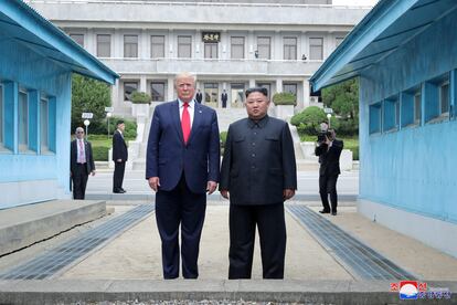  Donald Trump and North Korean leader Kim Jong Un pose at a military demarcation line at the demilitarized zone (DMZ) separating the two Koreas, in Panmunjom, South Korea, June 30, 2019.