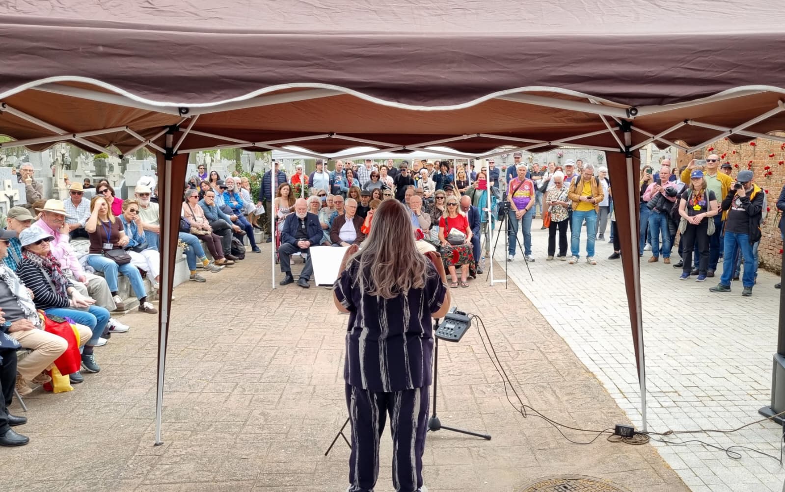 Decenas de familiares de víctimas e la represión franquista reunidos en el cementerio de la Almudena en un acto homenaje el sábado 11 de abril de 2026 en una imagen cedida por la Asociación Memoria y Libertad.
