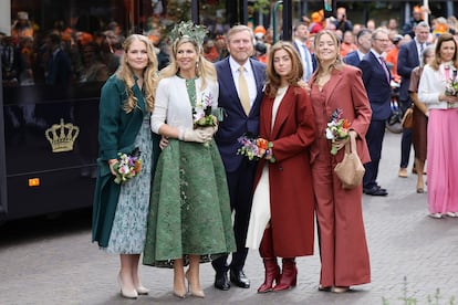 Los Reyes Guillermo y Máxima junto a sus tres hijas.
