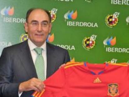 Vicente Del Bosque junto con el presidente de Iberdrola, Ignacio Galán, y el de la Real Federación Española de Fútbol, Ángel María Villar.