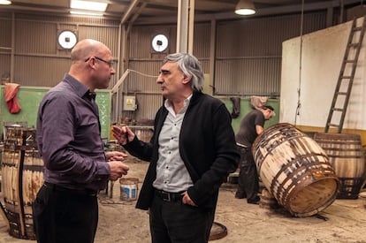 Stuart McPherson y Narciso Fernández, maestro de la madera de The Macallan y dueño de la principal tonelería que suministra a la marca escocesa, respectivamente, en la empresa de este último.