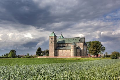 A unos tres kilómetros al este de Łęczyca, en el centro de Polonia, se alza Tum, un pequeño pueblo medieval de calles empedradas, fundado en el siglo XI, que se ha hecho un hueco en las guías de arte por albergar la iglesia románica más grande, y la basílica mejor conservada, del país: la iglesia colegiata de Santa María y San Alejo (en la foto), construida en el siglo XII, en granito. En 1967 vio el fin de las celebraciones por el Milenio de Polonia, en una ceremonia oficiada por los cardenales Wyszynski y Wojtyla, futuro Papa Juan Pablo II.