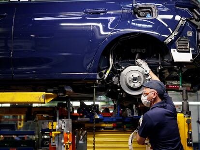 Un operario en la planta de montaje de Ford en Almussafes.