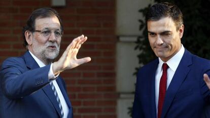 El presidente del Gobierno, Mariano Rajoy, y el secretario general del PSOE, Pedro Sánchez, en la escalinata del Palacio de la Moncloa.