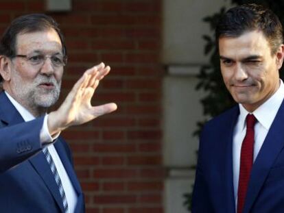 El presidente del Gobierno, Mariano Rajoy, y el secretario general del PSOE, Pedro Sánchez, en la escalinata del Palacio de la Moncloa.
