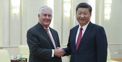 El secretario de Estado de EEUU, Rex Tillerson, saluda al presidente chino Xi Jinping