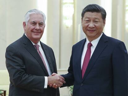 El secretario de Estado de EEUU, Rex Tillerson, saluda al presidente chino Xi Jinping