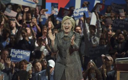 Hillary Clinton saluda a sus simpatizantes hoy en Filadelfia.