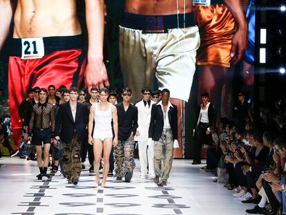 El final del desfile de moda masculina de primavera/verano 2023 de Dolce&Gabbana celebrado en Milán el 18 de junio de 2022.