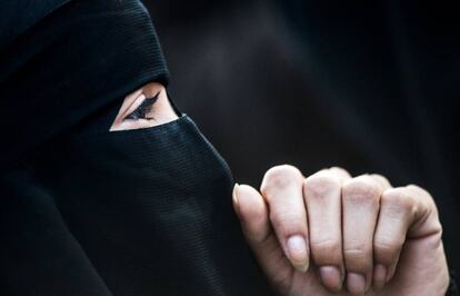 Una mujer con &#039;niqab&#039; en una protesta este domingo en Viena contra la ley que multa este tipo de prenda. 