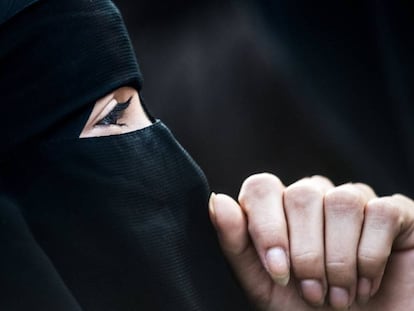 Una mujer con &#039;niqab&#039; en una protesta este domingo en Viena contra la ley que multa este tipo de prenda. 