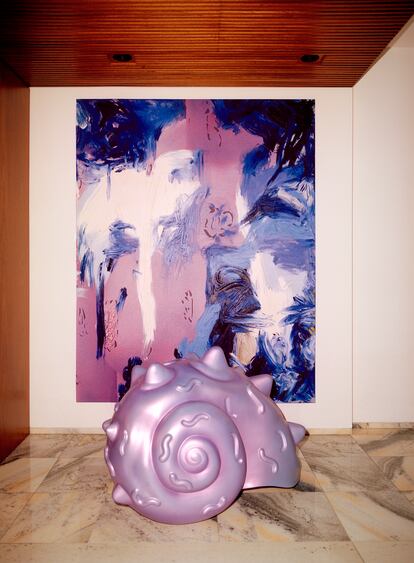 Pintura ‘Haploid Multicellular’ (2022) de Donna Huanca y escultura de Shuang Li.