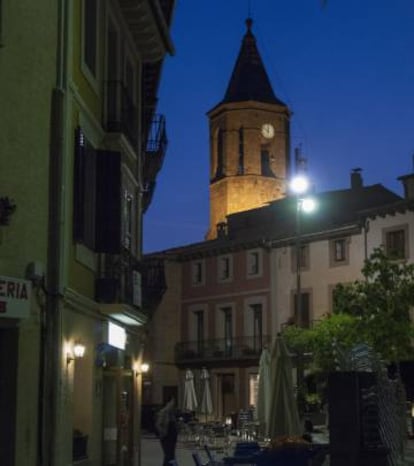 Torre de l'església i plaça de Viladrau, Osona.