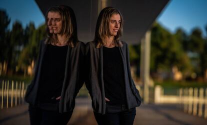 Julia Armisén, junto al Canal Imperial de Aragón a su paso por Zaragoza.