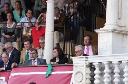 La presidenta Anabel Moreno muestra el pañuelo verde una tarde de toros en La Maestranza de Sevilla.