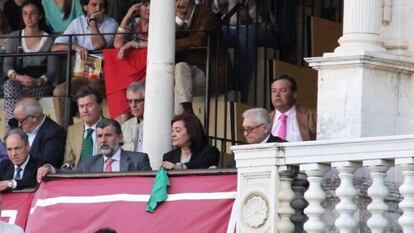 La presidenta Anabel Moreno muestra el pañuelo verde una tarde de toros en La Maestranza de Sevilla.