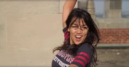 Fotograma del vídeo en el que aparece Alexandria Ocasio-Cortez bailando en 2010 en Boston.