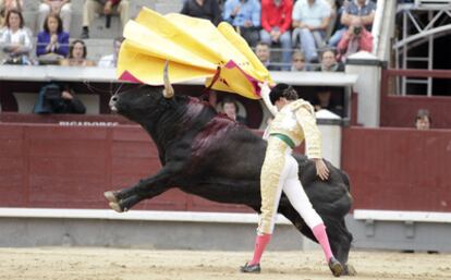 Arturo Saldívar, en su turno de quites del segundo toro.