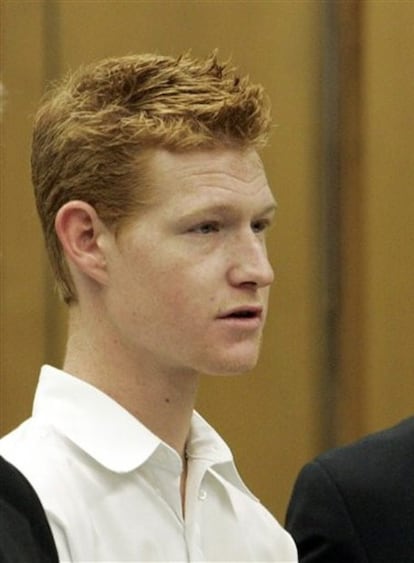 Parece ser que la enfermedad de su madre le hizo mella. Durante la última conversación telefónica de Redmond O'Neal con Farrah Fawcett el joven la prometió cambiar de comportamiento, según informa <i>People</i>. O'Neil que no pudo estar junto a Farrah en los últimos meses de vida al cumplir condena desde abril por asuntos de drogas. (Texto:ELPAÍS.COM)