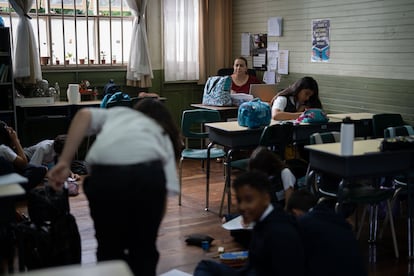 Alumnos en un salón de clases de la escuela Buenaventura Corrales, al volver a clases el 17 de julio.