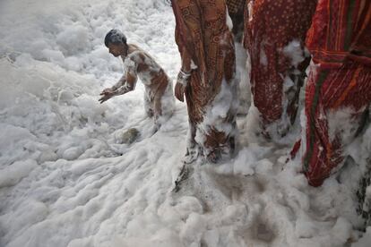 Un devoto hindú se hace un hueco en las aguas contaminadas del río Yamuna durante el festival religioso hindú de Chatt Puja en Nueva Delhi.