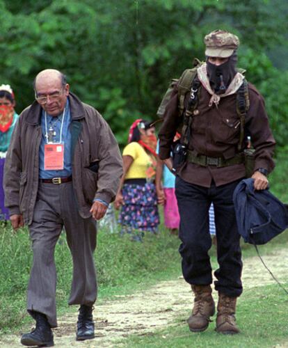 Foto tomada en enero de 1995. Samuel Ruiz y el subcomandante Marcos caminan hacia un vehículo de la Cruz Roja en La Realidad, en Chiapas
