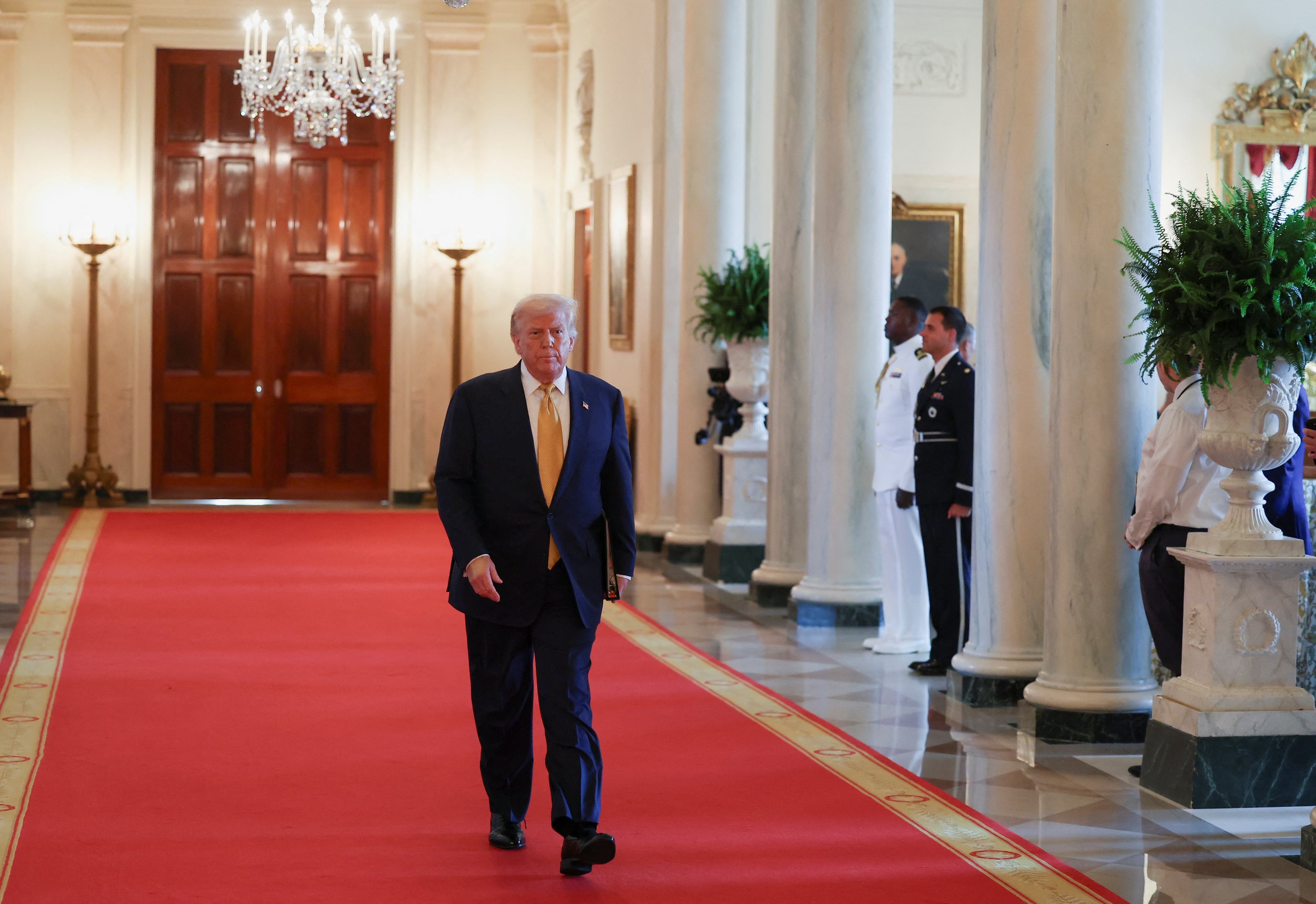 Trump se somete a un chequeo por hinchazón en las piernas y hematomas en una mano