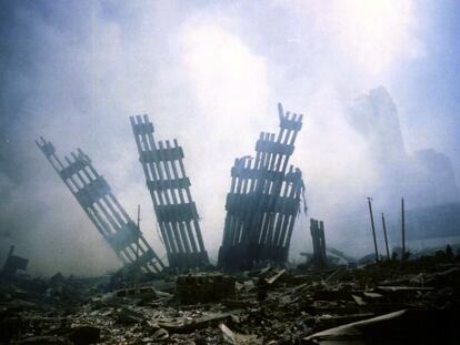 Restos del World Trade Center, en medio de los escombros en Nueva York, el martes 11 de septiembre de 2001.