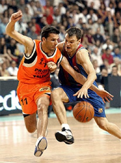 Jasikevicius (derecha), y el jugador del Pamesa de Valencia, Rodilla, durante el segundo partido de la final de la ACB.