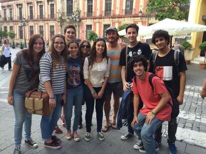 Un grupo de fans de 'Juego de tronos', con el actor Jerome Flynn (Bronn en la serie) en Sevilla.