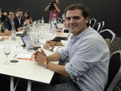 La candidata a la presidencia de la Generalitat por Ciutadans, In&eacute;s Arrimadas junto al l&iacute;der del partido, Albert Rivera (d) reunidos mientras siguen la jornada electoral.