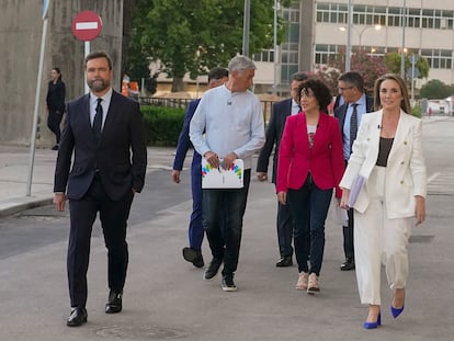 Los siete portavoces, a su llegada al plató del debate en RTVE, el jueves.