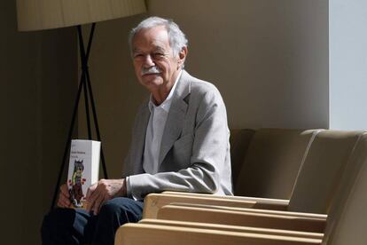 Eduardo Mendoza presentó 'El rey recibe' en la biblioteca de Sant Gervasi.