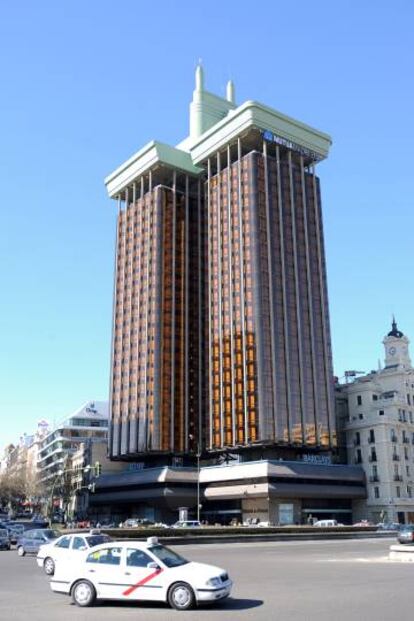 Aspecto actual de las torres, después de añadir, en 1992, una escalera de incendios entre ambas que, al estar también colgada, hubo que rematar con unas antenas. De ahí, el capuchón art déco (el enchufe) y la piel de cristal anaranjado del edificio. Una solución, según Carlos Lamela, "temporal y reversible". |