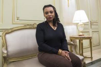 La escritora francesa Léonora Miano posa para los fotógrafos tras ganar el Premio Femina 2013 para autores franceses por su obra "La Saison de l'ombre", en París, Francia, ho.