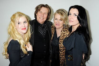 En familia: Emerald Fennell, con sus padres, Theo y Louise, y su hermana, Coco, en la presentación de la primera novela de su madre en 2012.