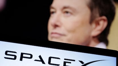 Logotipo de SpaceX junto a Elon Musk.