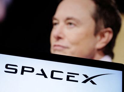 Logotipo de SpaceX junto a Elon Musk.