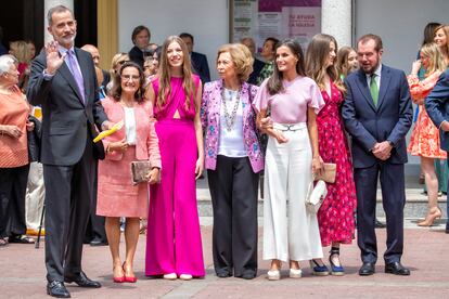 Tras la confirmación, la infanta Sofía y sus familiares han saludado a los medios congregados en la parroquia de la Asunción de Nuestra Señora de Aravaca, pero sin hacer declaraciones.