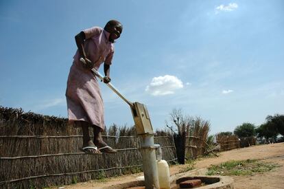 2005, Darfur, Sudan. Un gesto tan común como abrir el grifo del agua es para muchos un lujo. Algunas comunidades se ven obligadas a desplazarse, a veces kilómetros, para poder acceder a fuentes de agua potable. Como se pude observar en esta imagen tomada en Darfur, para los niños, quizá ajenos a estas injusticias, las bombas de agua suministradas por las distintas organizaciones de ayuda humanitaria también proporcionan una oportunidad de diversión.