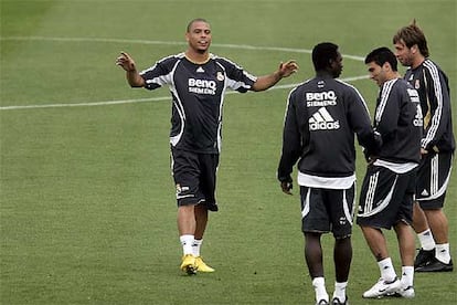 Ronaldo se dirige a Diarra, Reyes y Cassano durante un entrenamiento del Madrid.