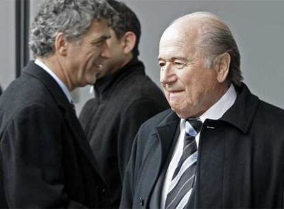 Ángel María Villar (a la izquierda) y Joseph Blatter, en el homenaje a Di Stéfano.