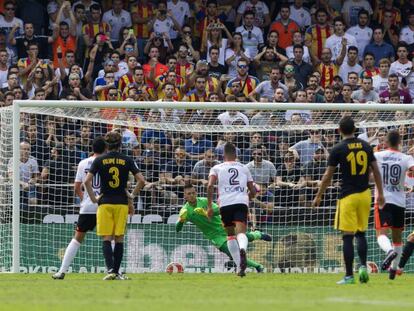Griezmann lanza el penalti ante Alves.